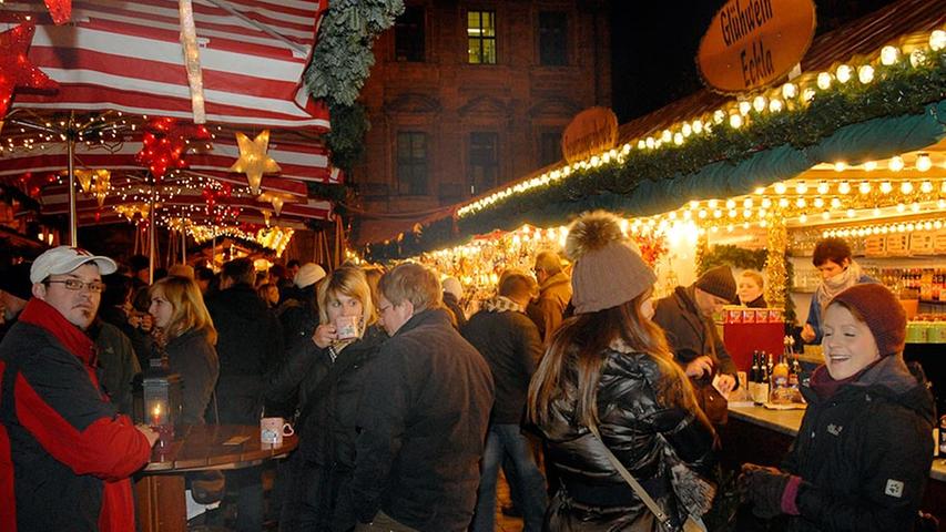 Der Weihnachtsmarkt auf dem Erlanger Schlossplatz versprüht Jahr für Jahr einen besonderen Charme. In diesem Jahr haben die verschiedenen Buden vom 30. November bis 24. Dezember geöffnet. Neben Glühwein und Leckereien können die Gäste des Marktes an jedem Samstag den Erzählungen des "Erlanger Nachtwächters" lauschen.