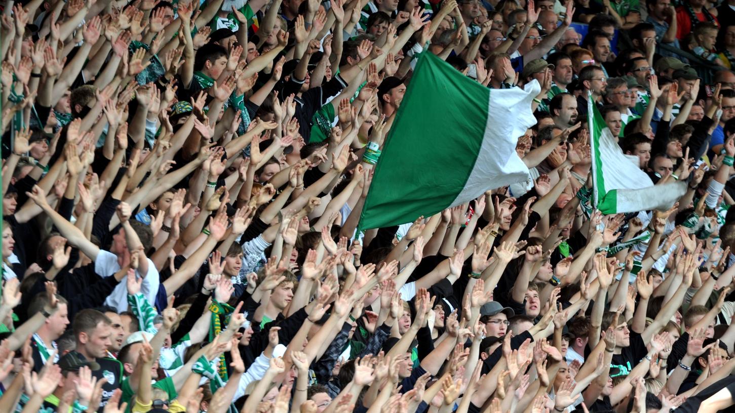 SpVgg-Fans: Rote Karte für Rechtsradikale SpVgg-Fans: Rote Karte für Rechtsradikale