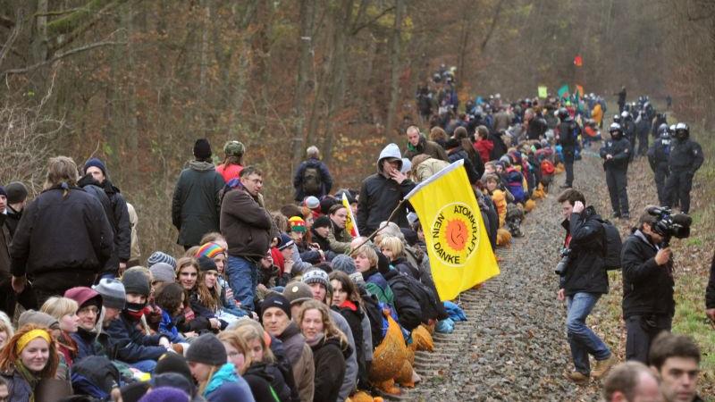 Der Castor-Transport kommt auf seinem Weg vom französischen Wiederaufbereitungslager La Hague ins niedersächsische Gorleben nur langsam voran. Tausende protestierten an der Strecke und hielten die Gleise besetzt.