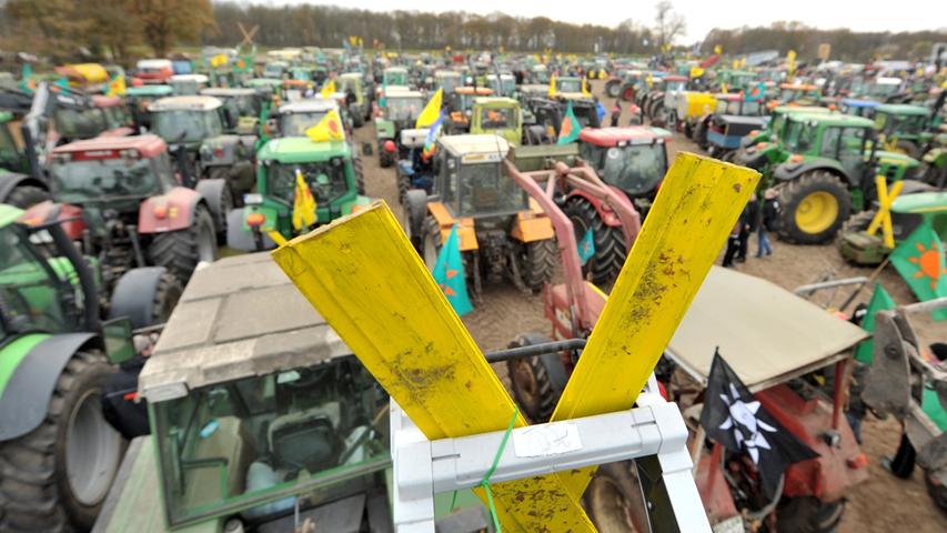Auf dem Acker, an dem die Kundgebung endete, zeigten sich 400 Bauern mit ihren Traktoren solidarisch mit den Demonstranten.
