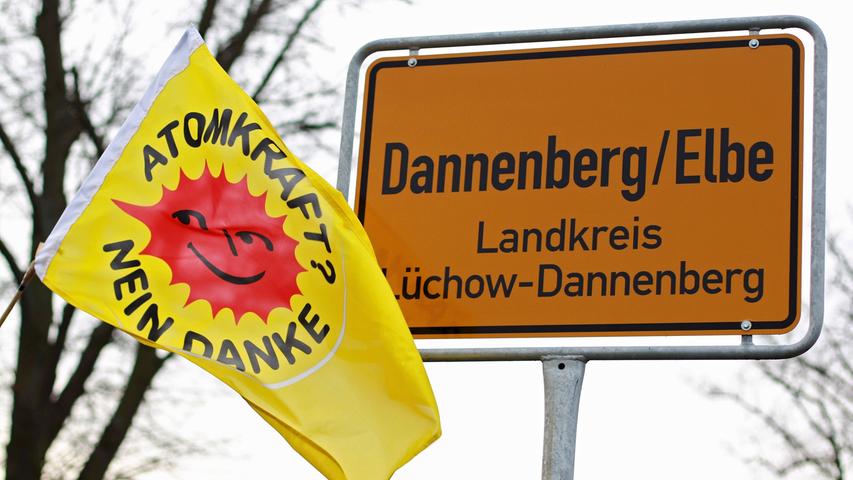 Die Proteste an der Strecke wurden begleitet von einer friedlichen Kundgebung im niedersächsischen Dannenberg. Atomkraftgegner aus ganz Deutschland forderten, dass der Salzstock Gorleben niemals ein Endlager für Atommüll wird.