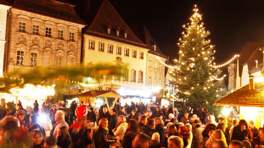 Der Forchheimer Weihnachtsmarkt erstreckt sich vom Rathaus bis zur Kaiserpfalz. Vom 1. bis zum 24. Dezember kann man sich hier von einem vielfältigen Angebot berauschen lassen. In der Kaiserpfalz wird, wie in den vergangenen Jahren, die beliebte Eisenbahn ausgestellt.