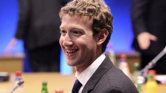 Im Jahr 2003 entwickelte Mark Zuckerberg die Website facemash.com, den Vorgänger von Facebook, während seines Studiums an der Harvard University. Seit Frühjahr 2004 gibt es Facebook in der heutigen Form.