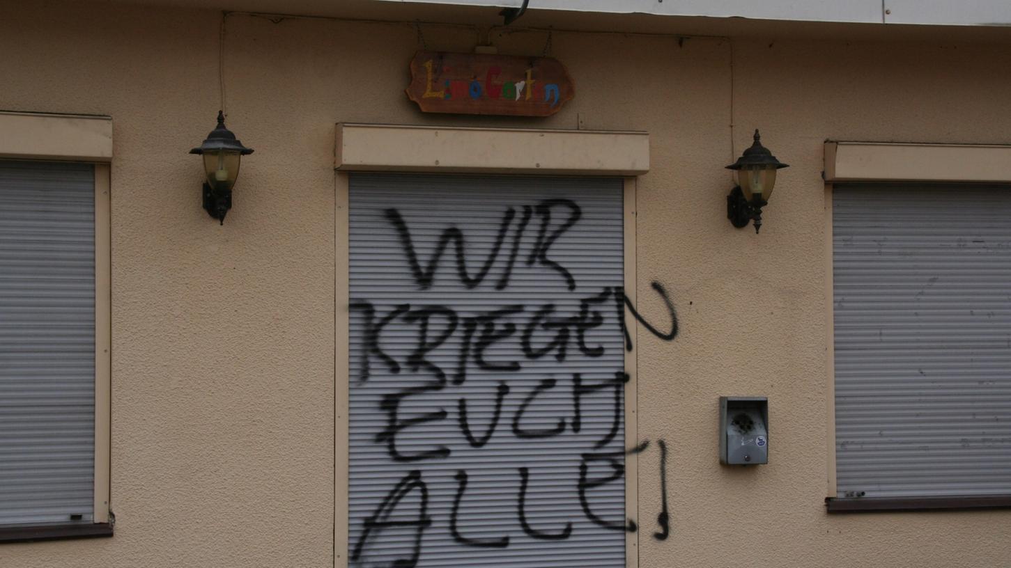 Auch das Weißenburger Jugenzentrum wurde in der Vergangenheit bereits mit Parolen beschmiert. Auch das Weißenburger Jugenzentrum wurde in der Vergangenheit bereits mit Parolen beschmiert.