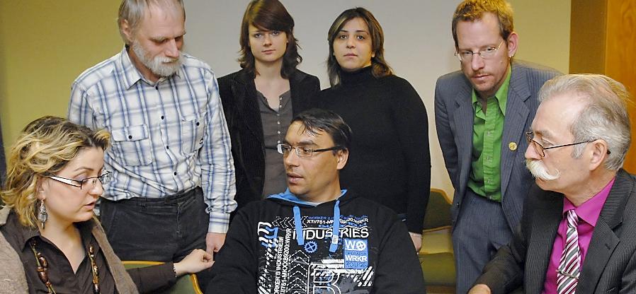 Mit dieser Pressekonferenz (hinten rechts Alexander Thal vom Flüchtlingsrat) begann der Wirbel.