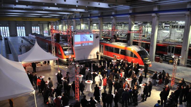 „Mit der Zusammenlegung der beiden bisherigen Standorte in Gostenhof und Dürrenhof sichert DB Regio Franken 200 Arbeitsplätze direkt und indirekt weitere 750 Arbeitsplätze in Nürnberg“, sagte Norbert Klimt, Vorsitzender der Regionalleitung DB Regio Bayern bei der Eröffnung.