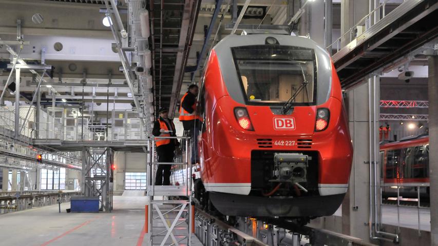 Nach sechzehn Monaten Bauzeit und jahrelangem Streit um den Lärmschutz hat die Deutsche Bahn Regio im Nürnberger Stadtteil Gostenhof ihre neue Werkstatt für Regionalzüge in Betrieb genommen.