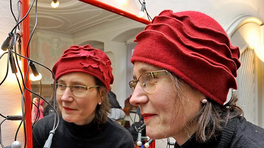 Hut ist immer gut, scheint man sich im Fembohaus gedacht zu haben. Gabriele Jofer verkauft hier ihre Kopfbedeckungen, die nicht nur warm halten sondern auch ausgefallen und besonders hübsch daherkommen.