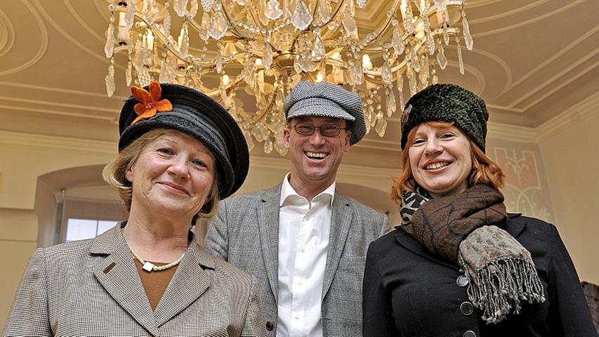 Dass die Kopfwärmer auch noch fast jedem gut stehen beweisen prompt Ausstellungsorganisatorin Barbara Legal, der Direktor der städtischen Museen Matthias Henkel, und die neue Leiterin des Fembohauses Brigitte Korn (von links).