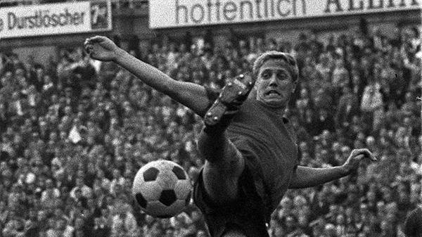 Das "Goldköpfchen", ein Färdder – niemals! Als Spieler war die Tormaschine, die für den Club die Kugel in der Bundesliga 50 Mal – beim legendären 7:3 gegen die Bayern gleich fünfmal - in die Maschen jagte, zwar nicht für den Lokalrivalen aktiv. Als Trainer schon: In der Saison 1982/83 gab der Goalgetter außer Dienst seine Tipps und Tricks an die Stürmer der Spielvereinigung Fürth weiter.