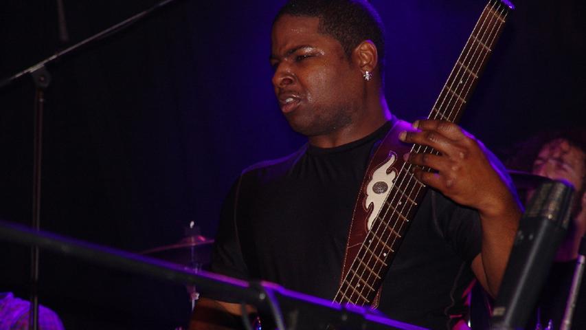Schwerstarbeit am Bass: Mike Ballard bearbeitete die fünf Saiten mit Verve.
