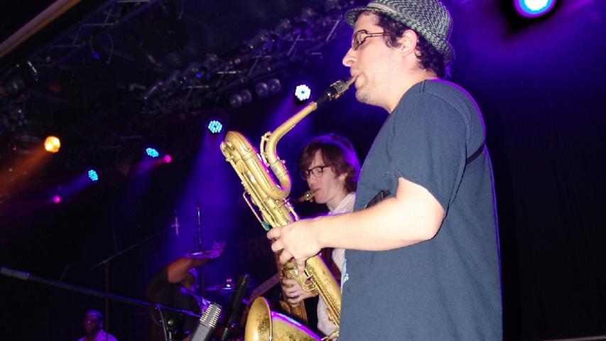 Tenor-Saxophonist Tim McFatter und Bariton-Saxophonist Dan Oestreicher (im Vordergrund) legten die Basis für den hippen New-Orleans-Brass- Band-Sound. 