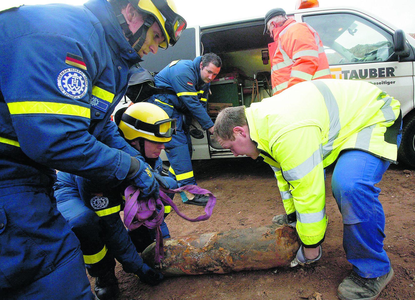 Im Dezember 2011 stießen Bauarbeiter bei Kanalarbeiten in Schweinau im Industriepark der Telekom (am Fuße des Fernmeldeturms) auf einen 70-Kilo-Blindgänger. Es mussten nur 30 Anwohner evakuiert werden, in wenigen Minuten war das Geschoss unschädlich gemacht.