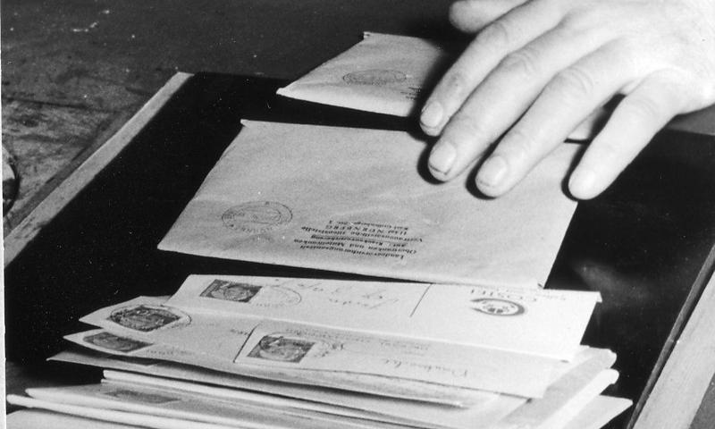 Diese Stöße sortierter Briefe, die ein Helfer im Briefpostamt dem Stempelbeamten zureicht, sausen in Sekundenschnelle durch die neueste Stempelmaschine.