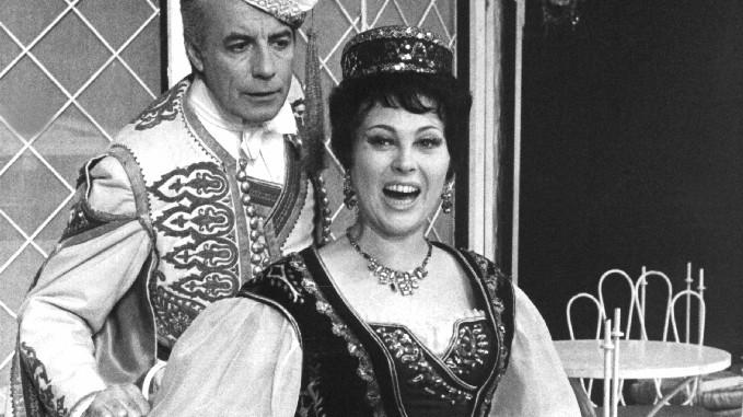 Insbesondere die Operette "Die lustige Witwe" ist vielen heute noch in Erinnerung: Das Auftrittslied des Grafen Danilo, verkörpert durch Jopie Heesters, avancierte zum Evergreen. In dieser Rolle stand Heesters rund 1600 Mal auf der Bühne, hier 1964.