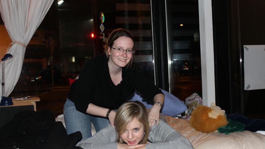 Mit einer Massage schläft es sich doch gleich viel besser: Ann-Kathrin Scherbel vom BDKJ (liegend) und Kirsten Gebbing von der Evangelischen Jugend Nürnberg.