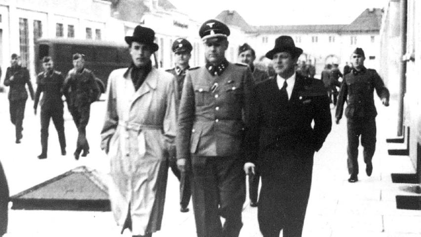 Aber Johannes Heesters (links) hat auch das dunkle Kapitel des Dritten Reichs miterlebt. Er ist während der Herrschaft der Nationalsozialisten als Schauspieler berühmt geworden. Wegen der Zusammenarbeit mit den Nazis wurde Heesters nach dem Krieg oft kritisiert.