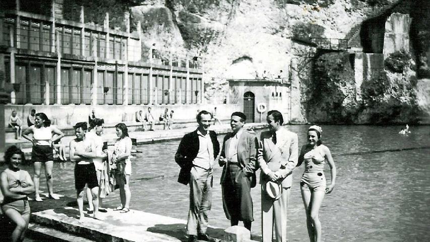 Mehrere Generationen sind mit Heesters Filmen aufgewachsen. Auch hier in der Region hat er nach wie vor viele Fans. Dieses private Foto zeigt zum Beispiel einen Besuch des Schauspielers im Felsenbad Pottenstein im Jahr 1940.