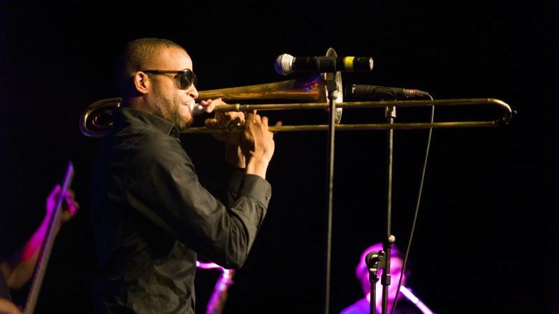 Im Erlanger E-Werk bot das erst 25-jährige musikalische Multitalent Trombone Shorty am Freitag mit seiner wilden Mischung aus Funk, Jazz, Soul, HipHop und Soul eine mitreißende Show. 