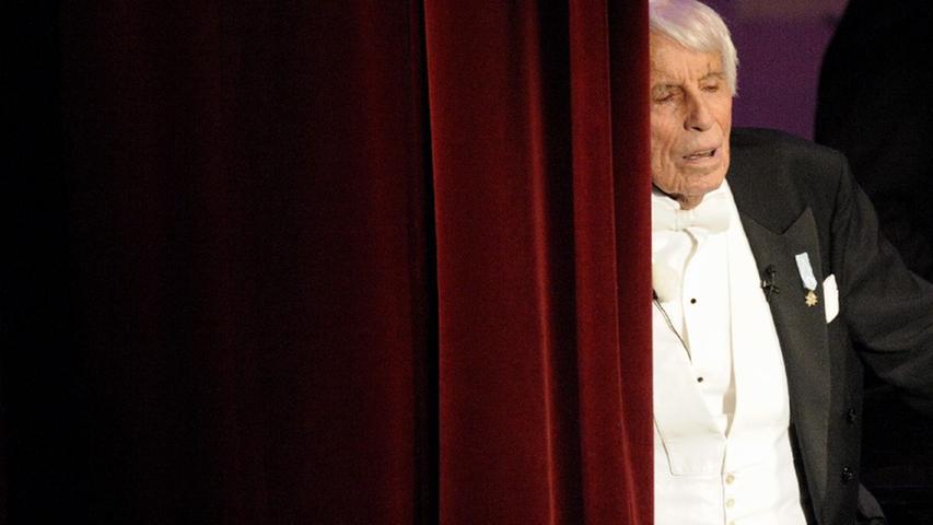 Anlässlich seines 107. Geburtstages stand Johannes Heesters 2010 auf der Bühne bei einer Gala in Erfurt. Er gilt auch nach seinem Tod als ältester aktiver Bühnenkünstler der Welt.