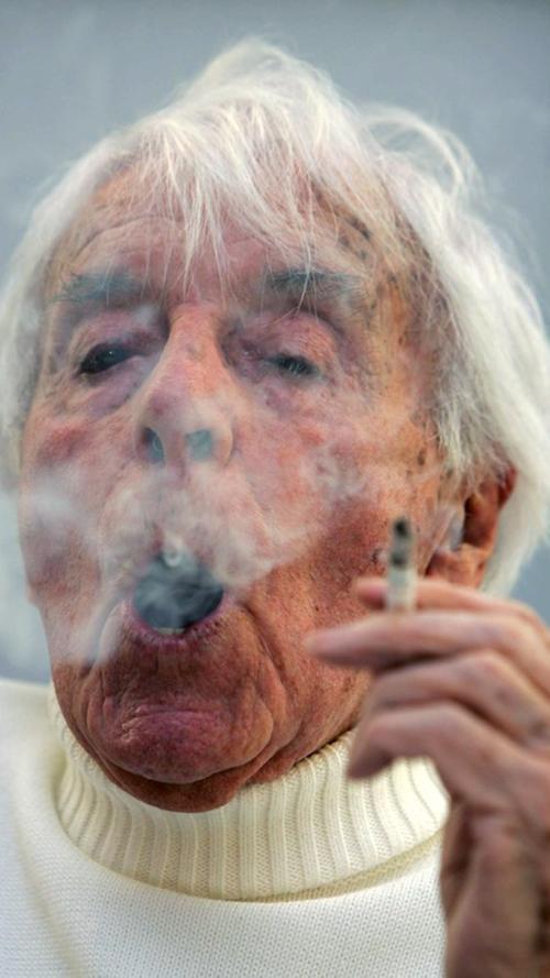 Bis vor wenigen Jahren machte Johannes Heesters keinen Hehl daraus, dass er raucht. Er konnte auch in den Plänen für ein striktes Rauchverbot in Bayern nichts Positives erkennen. 2006 sagte er der Zeitschrift "Bunte", dass er sechs bis acht Mentholzigaretten am Tag rauche.