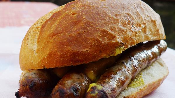 Wir haben "Drei im Weggla". Wer anderswo eine Bratwurstsemmel bestellt, bekommt eine Wurst. Vielleicht auch zwei. Aber nur hier in der Franken-Metropole Nürnberg besteht eine Bratwurstsemmel standardmäßig aus drei Würsten. Das soll uns erst mal einer nachmachen!