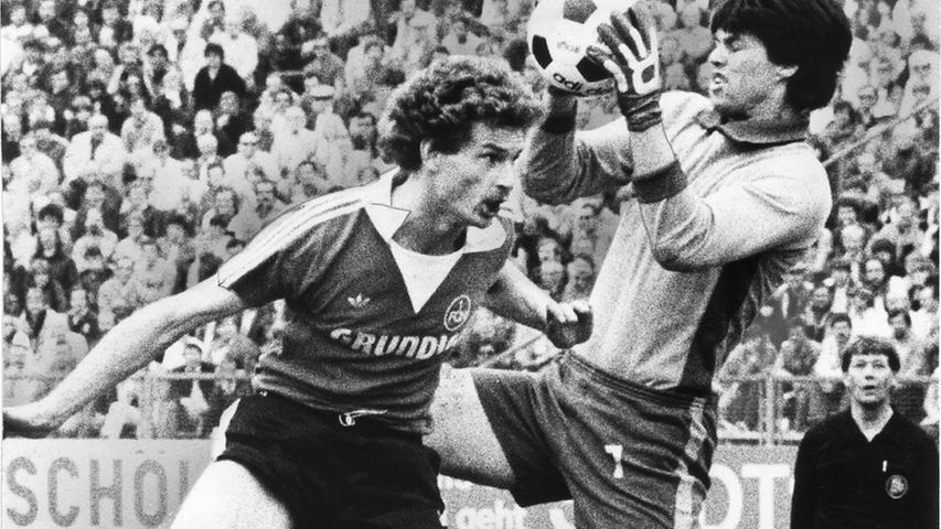 Um Rivalitäten hat sich Bertram Beierlorzer nie geschert. Neben Nürnberg und Fürth verdiente der Defensivspezialist seine Brötchen zwischendurch nämlich auch beim FC Bayern. Begonnen aber hat Beierlorzer seine Karriere beim Club, für den er 119 Spiele absolvierte. Nach dem Ende seiner aktiven Laufbahn saß Beierlorzer bei beiden Vorgängervereinen der SpVgg Greuther Fürth auf der Trainerbank. Zunächst 1991 als Nachfolger von Rudi Sturz in Vestenbergsgreuth, dann von 1995 bis 1996 beim Kleeblatt.
