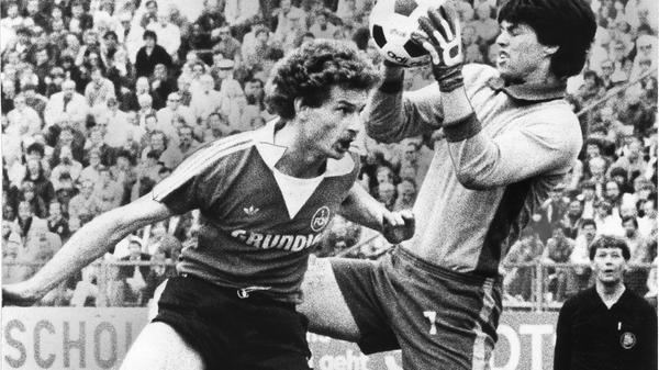Um Rivalitäten hat sich Bertram Beierlorzer nie geschert. Der in Nürnberg und Fürth tätige Defensivspezialist verdiente seine Brötchen zwischendurch nämlich auch beim FC Bayern. Begonnen aber hat Beierlorzer seine Karriere beim Club, für den er 119 Spiele absolvierte. Nach dem Ende seiner aktiven Laufbahn saß Bertram Beierlorzer bei beiden Vorgängervereinen der SpVgg Greuther Fürth auf der Trainerbank. Zunächst 1991 als Nachfolger von Rudi Sturz in Vestenbergsgreuth, dann von 1995 bis 1996 beim Kleeblatt.