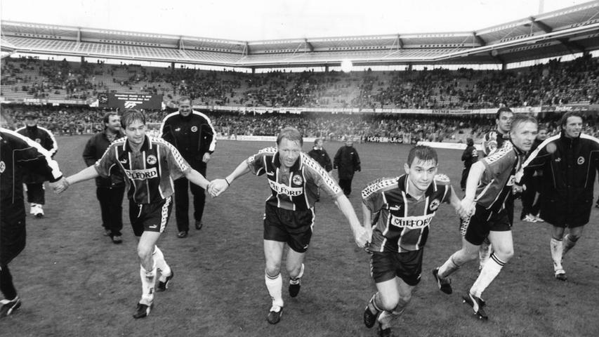 Vier Fürther jubeln 1996 im Frankenstadion. Das taten Jochen Weigl (3.v.li.) und Thomas Richter (4.v.li.) später auch im Trikot des 1. FCN, das Harald Ebner (2.v.li.) in den Achtzigern auch einmal getragen hatte. Besonders die Transfers von Weigl und Richter, die der Club in der Saison 1997/98 an den Valznerweiher lockte, sorgten in Fürth für Missstimmung.