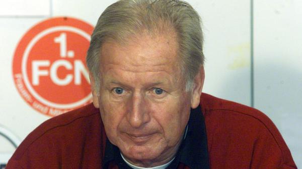 Wie sich die Beschäftigung auf dem Trainingsplatz und an der Seitenauslinie dies- und jenseits der Stadtgrenze anfühlt, davon konnte auch der 2019 verstorbene Heinz Höher berichten. Ab Januar 1984 leitete er die Geschicke beim 1. FC Nürnberg, begleitete diesen nach einer Katastrophen-Saison in Liga zwei. Dort gelang ihm im Anschluss an die Oktoberrevolution, als gestandene Spieler die weitere Zusammenarbeit mit ihm verweigerten, mit jungen Wilden wie Eckstein, Reuter oder Grahammer die sportliche Kehrtwende. Die Club-Youngster schafften unter seiner Anleitung den direkten Wiederaufstieg und stürmten in der Bundesliga-Saison 1987/88 in den Uefa-Cup. Gegen Ende seiner Trainertätigkeit erwarb sich Höher beim Kleeblatt als Jugendcoach Verdienste um die Nachwuchsförderung und beriet Spieler wie Juri Judt.