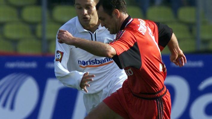 Frank Türr (li.) und Armin Störzenhofecker, zwei gebürtige Nürnberger, standen sowohl beim Club als auch beim Kleeblatt unter Vertrag. Im gleichen Trikot liefen sie dennoch nie auf. Türr begann seine Laufbahn beim Club (1988 - 91), ehe er ab 1994 für die SpVgg aktiv war, wo er nach acht Jahren seine Fußballschuhe an den Nagel hängte. "Ärmel" hingegen war zuerst in Fürth (1983 - 85), bevor er nach Stationen in Ingolstadt, Augsburg und bei 1860 München von 1995 - 2002 in Nürnberg kickte.
