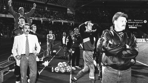 Die Bundesliga-Premiere gegen den FC Bayern war für die SpVgg Greuther Fürth ein echter Kracher. Das war die Pokal-Partie 1994 zwischen den Bayern und dem TSV Vestensbergreuth auch: Als Spieler war das Nürnberger Eigengewächs Paul Hesselbach für das Kleeblatt nie aktiv. Für den Club hütete er hingegen zwischen 1971 und 1973 immerhin 49 Mal das Regionalliga-Tor. Außerdem stand er unter anderem in Uerdingen und Gladbach unter Vertrag. Nach seiner aktiven Karriere stand er für zwei Jahre (1987-89) in Fürth am Spielfeldrand. Seinen schönsten Erfolg aber feierte er 1994 als Trainer des TSV Vestenbergsgreuth, als man im DFB-Pokal das Starensemble des FC Bayern in Nürnberg aus dem Wettbewerb kegelte. Später fungierte Hesselbach auch als Co-Trainer, Trainer und Scout beim weiß-grünen Fusionsverein.