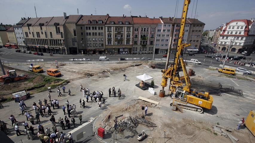 Mit dem ersten Rammschlag am künftigen U-Bahnhof Friedrich-Ebert-Platz begannen am 14. Juni 2007 die Bauarbeiten für die U3 im Norden Nürnbergs.