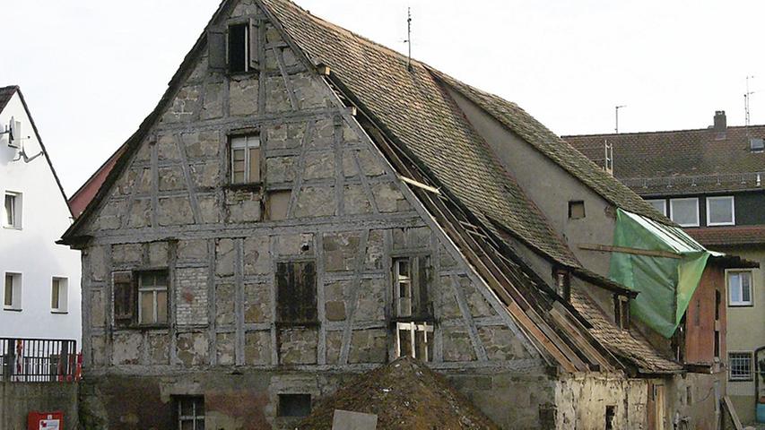 Dezember 2011: Nach dem Rückbau der Scheune wurde das mittelalterliche „Frackdach“ des Wendelsteiner Badhauses wieder sichtbar.