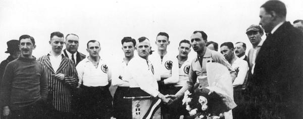 Der wegen seiner eleganten Spielweise "kleine Gazelle" genannte Offensivmann jagte zunächst in Nürnberg dem runden Leder nach, bis er von seinen Mitspielern gemobbt wurde. Also schloss sich Seiderer dem Kleeblatt an, das nach dem Krieg zahlreiche gefallene Stammkräfte zu ersetzen hatte. In Fürth wurde Loni Seiderer zum Nationalspieler und zum Helden des Meisterschaftsendspiels 1926, als er schwer angeschlagen ein Tor und eine Vorlage zum 4:1-Erfolg gegen die Berliner Hertha beisteuerte. Das Bild stammt vom ersten Länderspiel der deutschen Nationalelf gegen Italien, das am 1. Januar 1923 in Mailand stattfand. Die Spieler von links: Georg Wunderlich, Leonhard Seiderer, Heinrich Träg (Kapitän), Hans Lang, Andreas Franz, Renzo de Vecchi (Kapitän Italien), Hans Sutor (verdeckt), Hans Hagen und Heiner Stuhlfauth.