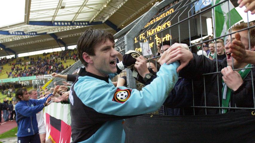 Die Fürther Zaungäste hatten nach dem knappen 1:0-Erfolg ihrer Lieblinge beste Laune. Auch SpVgg-Keeper Reichold, der sich bei dieser Auseinandersetzung Bestnoten verdiente, genoss beim Abklatschen das Gefühl des SpVgg-Sieges in der Noris in vollen Zügen. Kein Wunder, im Gegensatz zu Nürnbergs Torwart-Ikone Köpke hielt er seinen Kasten sauber.