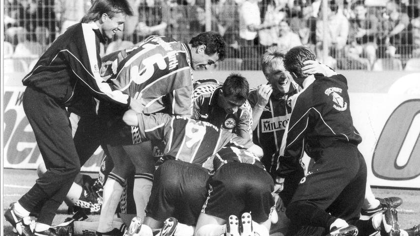 Rund 16 Jahre und exakt eine Pokal-Runde später trafen sich die Altmeister im Frankenstadion wieder. Die Entscheidung fiel diesmal in 90 Minuten und mit 2:1 zugunsten der Spielvereinigung. Entsprechend intensiv feierten die Gäste um den späteren Nürnberger Richter (2.v.re.) nach Spielende das prestigeträchtige Weiterkommen. Rund 16 Jahre und exakt eine Pokal-Runde später trafen sich die Altmeister im Frankenstadion wieder. Die Entscheidung fiel diesmal in 90 Minuten und mit 2:1 zugunsten der Spielvereinigung. Entsprechend intensiv feierten die Gäste um den späteren Nürnberger Richter (2.v.re.) nach Spielende das prestigeträchtige Weiterkommen.