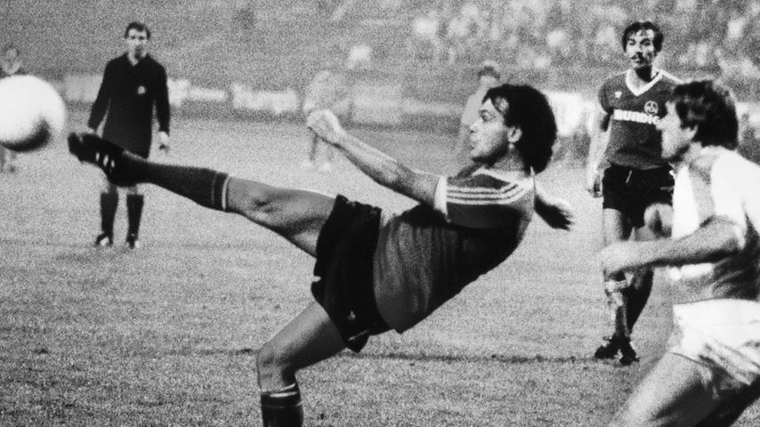Auch im Pokal traf man sich in der Vergangenheit. In der Spielzeit 1980/81 trennten sich die Rivalen in der ersten Runde im Ronhof nach Verlängerung mit 1:1. Da bis zur Saison 1991/92 für diesen Fall ein Wiederholungsspiel vorgesehen war, musste das Kleeblatt bald darauf in die Noris reisen. Dort landete zwar Franks perfekt getimter Volleyschuss nicht im Fürther Gehäuse, der Club zog durch ein verdientes 3:0 dennoch in die nächste Runde ein. Auch im Pokal traf man sich in der Vergangenheit. In der Spielzeit 1980/81 trennten sich die Rivalen in der ersten Runde im Ronhof nach Verlängerung mit 1:1. Da bis zur Saison 1991/92 für diesen Fall ein Wiederholungsspiel vorgesehen war, musste das Kleeblatt bald darauf in die Noris reisen. Dort landete zwar Franks perfekt getimter Volleyschuss nicht im Fürther Gehäuse, der Club zog durch ein verdientes 3:0 dennoch in die nächste Runde ein.