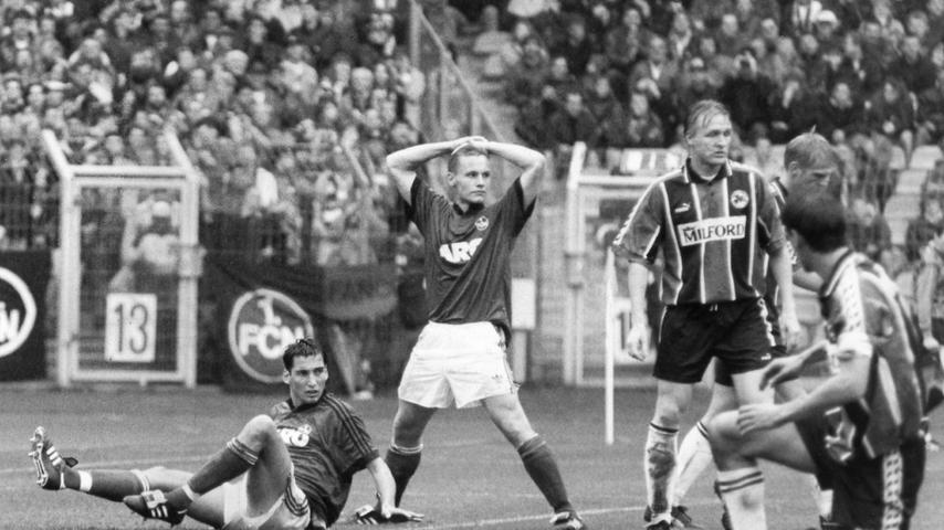Knapp vier Wochen später wollte sich der FCN an gleicher Stätte für den Pokal-K.o. revanchieren. Dieses Vorhaben ging für Keuler, Kurth & Co. gründlich in die Hose. Der blendend aufgelegte Türr besiegte seinen ehemaligen Arbeitgeber im Alleingang, steuerte alle drei Treffer zum 3:1-Erfolg der Kleeblättler bei. Golubicas zwischenzeitlicher Ausgleich - zugleich der erste Saisontreffer des Kroaten - konnte die Stimmung der Club-Fans bei diesem Regionaliga-Duell vor Länderspiel-Kulisse nur kurzzeitig heben. Knapp vier Wochen später wollte sich der FCN an gleicher Stätte für den Pokal-K.o. revanchieren. Dieses Vorhaben ging für Keuler, Kurth & Co. gründlich in die Hose. Der blendend aufgelegte Türr besiegte seinen ehemaligen Arbeitgeber im Alleingang, steuerte alle drei Treffer zum 3:1-Erfolg der Kleeblättler bei. Golubicas zwischenzeitlicher Ausgleich - zugleich der erste Saisontreffer des Kroaten - konnte die Stimmung der Club-Fans bei diesem Regionaliga-Duell vor Länderspiel-Kulisse nur kurzzeitig heben.