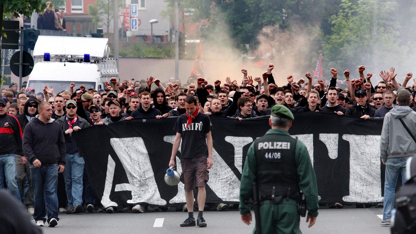 Bilder aus anderen Tagen: Clubfans marschieren vor dem Derby zum Ronhof.