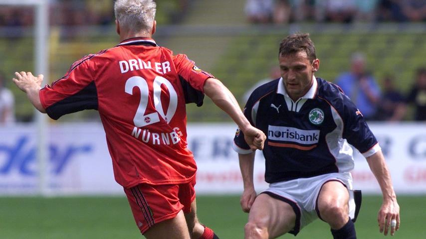 Erstmals im neuen Jahrtausend traf man sich im Bundesliga-Unterhaus Anfang Mai 2000 in Nürnberg. Club-Angreifer Driller traf nicht nur zweimal gegen das Kleeblatt, sondern auch hier auf Carsten Klee. Trotz Drillers Doppelpack reichte es für den FCN aufgrund eklatanter Abwehrmängel nur zu einem Remis. Den Fürther Ausgleichstreffer zum 2:2 - zugleich das Endergebnis - in einem unterhaltsamen Kräftemesssen besorgte bereits in Durchgang eins ein alter Bekannter: Frank Türr. Erstmals im neuen Jahrtausend traf man sich im Bundesliga-Unterhaus Anfang Mai 2000 in Nürnberg. Club-Angreifer Driller traf nicht nur zweimal gegen das Kleeblatt, sondern auch hier auf Carsten Klee. Trotz Drillers Doppelpack reichte es für den FCN aufgrund eklatanter Abwehrmängel nur zu einem Remis. Den Fürther Ausgleichstreffer zum 2:2 - zugleich das Endergebnis - in einem unterhaltsamen Kräftemesssen besorgte bereits in Durchgang eins ein alter Bekannter: Frank Türr.