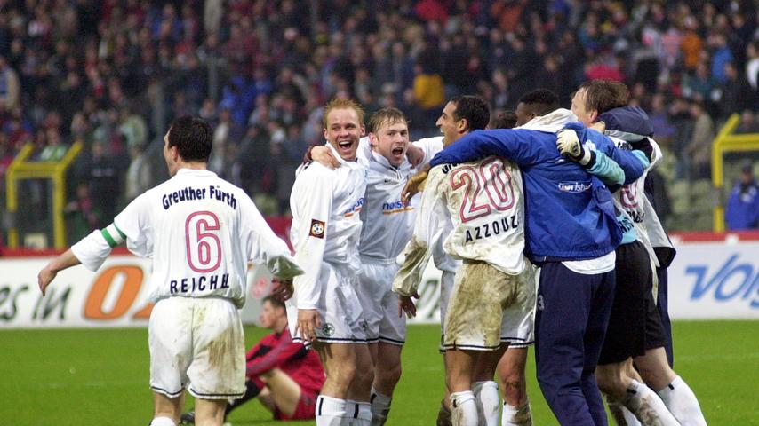 Jump around: SpVgg-Spielführer Reichel, Azzouzi und ihre Teamkollegen tanzten im März 2001 ausgelassen in der Nachbarstadt. Das 246. Derby im "Ballsaal" Frankenstadion hielt couragierten Kampf, drei Feldverweise, flotte Offensivaktionen und mit Gästeangreifer Amanatidis den Siegtorschützen bereit. Jump around: SpVgg-Spielführer Reichel, Azzouzi und ihre Teamkollegen tanzten im März 2001 ausgelassen in der Nachbarstadt. Das 246. Derby im "Ballsaal" Frankenstadion hielt couragierten Kampf, drei Feldverweise, flotte Offensivaktionen und mit Gästeangreifer Amanatidis den Siegtorschützen bereit.