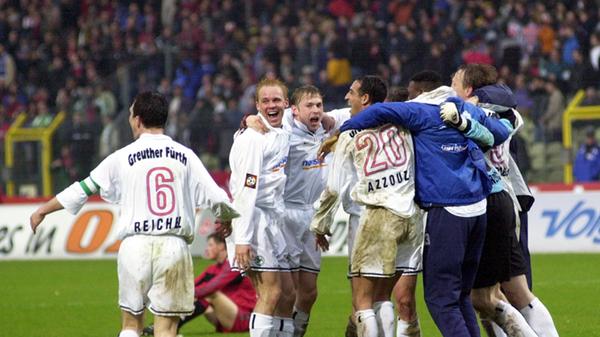 Jump around: Spielvereinigung-Spielführer Reichel, Rachid Azzouzi und ihre Teamkollegen tanzten im März 2001 ausgelassen in der Nachbarstadt. Das 246. Derby im Ballsaal Frankenstadion hielt couragierten Kampf, drei Feldverweise, flotte Offensivaktionen und mit Gästeangreifer Amanatidis den Siegtorschützen bereit.