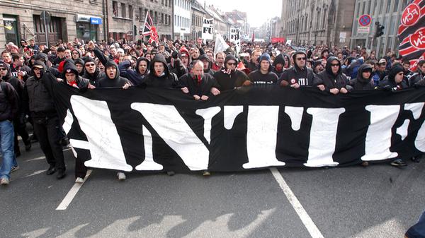 Bei so viel gewachsener Rivalität zwischen beiden Städten überrascht es nicht: Die Anhänger beider Vereine sind sich nicht grün. Stellvertreter-Duelle zwischen den Stadtnachbarn wurden nicht nur auf dem Fußballplatz ausgetragen. Ein gängiger Spruch der SpVgg-Schlachtenbummler in den 20ern nach Auswärtspleiten im Zabo lautete: "Däd na waddn, wenn eiari Clubbara in Färdd schbilln, dann bass'mer eich im Bobbenreitha Wäldla ab". Während im Poppenreuther Wäldchen der Watschenbaum in den 20ern umfiel, fielen im März 2004 zwischen 2000 und 3000 Club-Fans in die Kleeblatt-Stadt ein und zogen marodierend durch die Innenstadt. Die Polizei wurde vom "Marsch durch Fürth" überrascht. Aus ihrer Antipathie machten die Gäste dabei keinen Hehl.