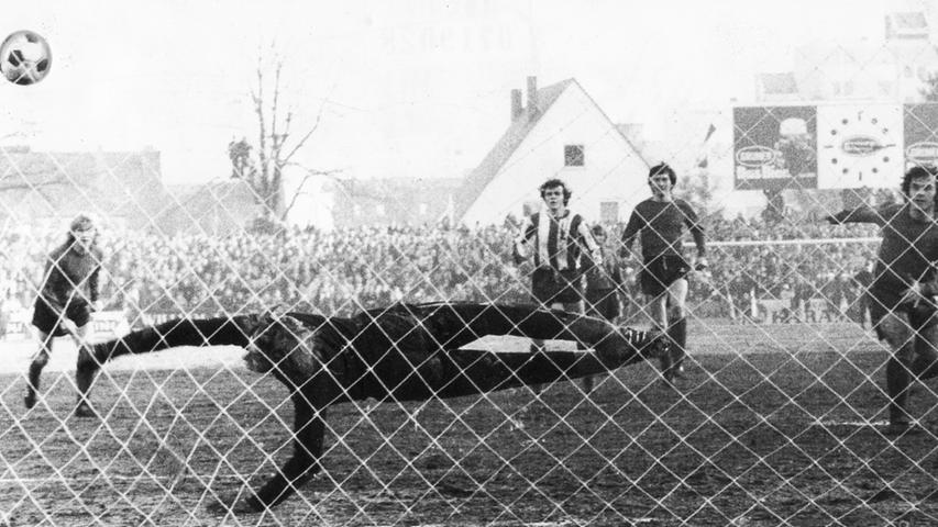 Es hätte eine tolle Fußballparty werden können, dieses 209. Frankenderby, das am 21. Januar 1973 im Fürther Ronhof über die Bühne ging. Das Kleeblatt trumpfte furios auf, führte nach Toren von Jäger, Pieper, Detsch und Unger zwischenzeitlich mit 4:0 - auch weil Nürnbergs Petrovic per Elfmeter an Löwer gescheitert war (Bild). Doch dann stellte Nürnbergs Trainer "Tschik" Cajkovski um. Und fand bei seiner Elf mit einer markigen Halbzeitansprache Gehör. Der Club blies zur Aufholjagd. Doch nachdem Nüssing und Sturz verkürzt hatten, trat der sportliche Wettstreit in den Hintergrund.