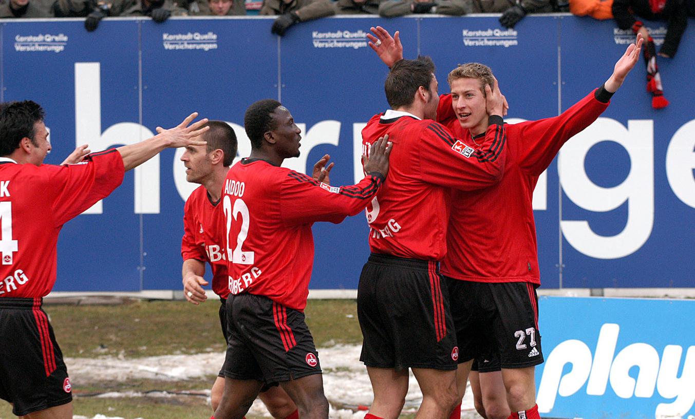 Das erste Mal: Stefan Kießling jubelt mit den Club-Kollegen nach seinem Treffer zum 2:2 in Fürth.