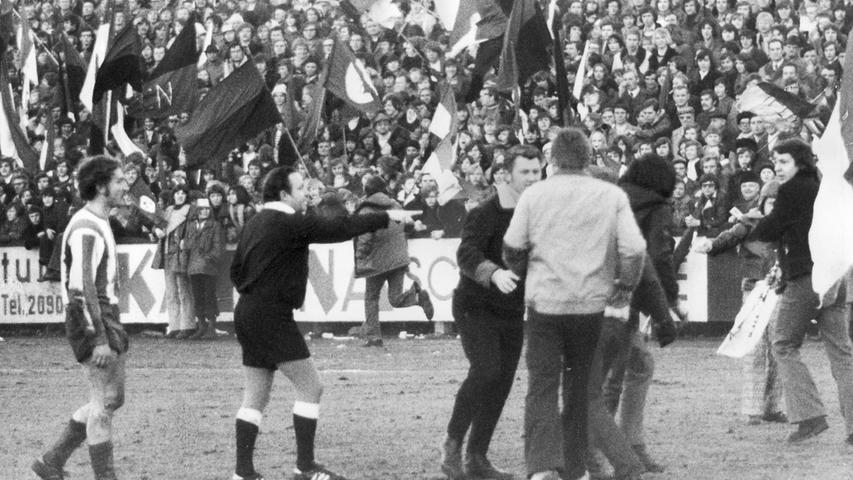 Nach 64 Minuten hatte der Augsburger Referee Riegg schließlich genug vom Nürnberger Anhang. Raketen schlugen auf dem Platz ein, Fans stürmten erneut das Spielfeld. Ein Pfiff, und das 209. Frankenderby war Geschichte. Später schob man sich die Schuld gegenseitig in die Schuhe. Die einen machten die Polizei wegen ihres zögerlichen Auftretens für die Ausschreitungen verantwortlich, andere hielten den Abbruch des Unparteiischen für überzogen. Die Partie wurde letztendlich mit 2:0 für das Kleeblatt gewertet. Erstmals in der Fußballgeschichte wurde damit nicht der Hausherr, sondern der Gastverein für Krawalle seiner Fans bestraft.