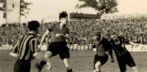 Nach den für beide Klubs traumhaften 20ern, als man Jahr für Jahr fast sicher davon ausgehen konnte, dass der bessere der fränkischen Kontrahenten später auch Meister werden würde, konnten beide Teams im darauffolgenden Jahrzehnt ihre Ausnahmestellung im deutschen Fußball nicht behaupten. Unser Bild zeigt das Bezirksliga-Derby vom 27. November 1932, das der Club zuhause knapp mit 1:0 gewann.