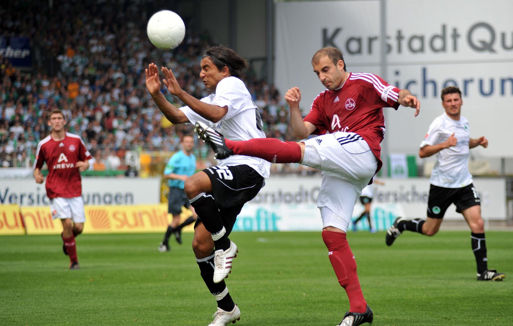 Nachdem die Fürther im Ronhof in Durchgang eins spielbestimmend waren, gelang Vidosic die glückliche Gästeführung. Gleich drei Anläufe benötigten Allagui (hier kompromisslos attackiert von Pinola), Takyi und letztlich Ausgleichsschütze Reisinger, um in der ewig jungen Derby-Geschichte das leistungsgerechte 1:1-Endresultat zu hinterlegen. Am Ende der Saison trennten sich die Wege der Lokalrivalen. Der Club korrigierte den Betriebsunfall Abstieg mittels der erfolgreich gestalteten Relegation, das Kleeblatt feilte als Fünfter der Abschlusstabelle an seinem Ruf als Zweitliga-Dino.