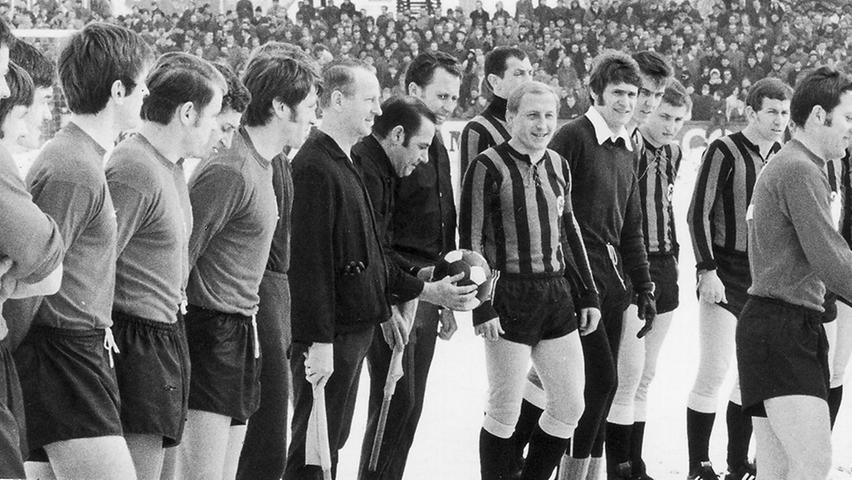 Warme Worte bei eisigen Temperaturen gab's vor dem 200. Derby Anfang März 1970. Während man auf Fürther Seite beinahe geschlossen in modischen Strumpfhosen antrat, bevorzugten die Cluberer überwiegend nackte Tatsachen.